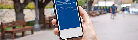 Eine Person hält ein Smartphone mit der digitalen Versichertenkarte der BGN in der Wallet-App in der Hand | © Moixó Studio - stock.adobe.com / BGN Eine Person hält ein Smartphone mit der digitalen Versichertenkarte der BGN in der Wallet-App in der Hand