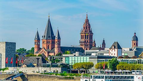 Blick auf den Rhein und den Mainzer Dom