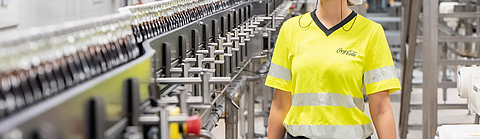 Frau in Produktionshalle Getränkeindustrie | © CCEP Frau in Produktionshalle Getränkeindustrie