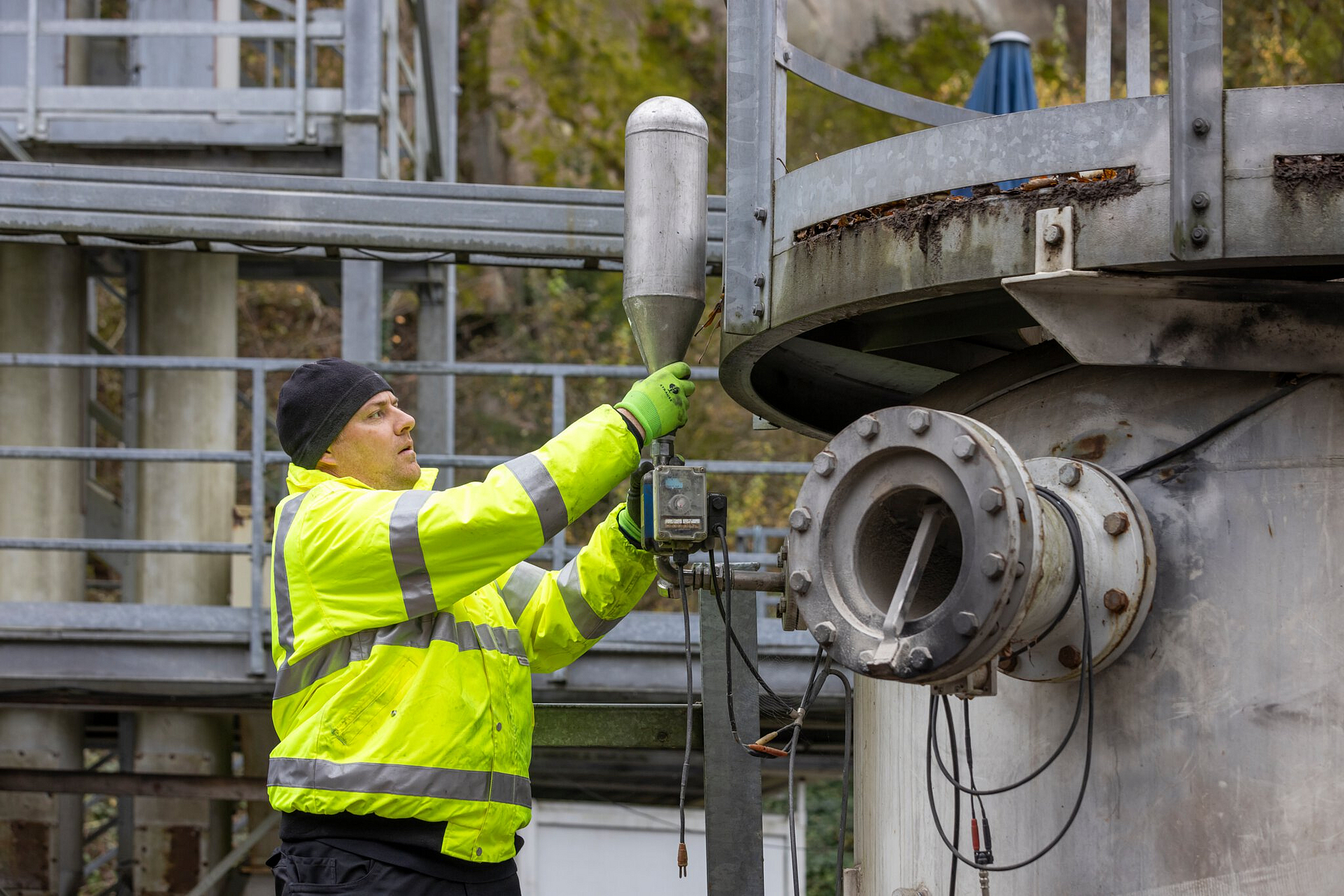 Mechaniker Peter Schweiß montiert Druckluftflaschen an einem Versuchsbehälter auf der Versuchsanlage Kappelrodeck.