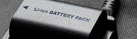 Wiederaufladbarer Lithium-Ionen-Akku mit Ladegerät | © danielskyphoto - stock.adobe.com Wiederaufladbarer Lithium-Ionen-Akku mit Ladegerät
